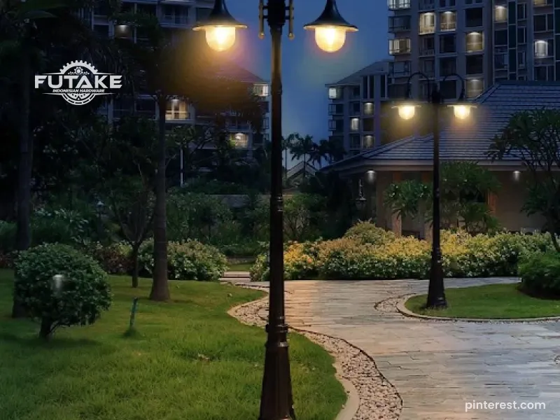 tiang lampu taman di malam hari
