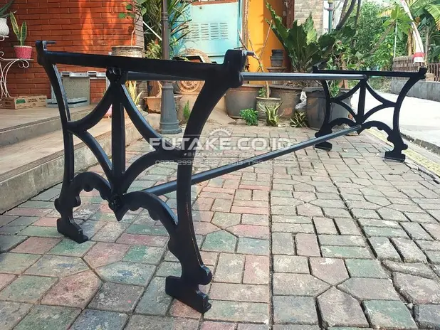 kaki meja besi yang unik