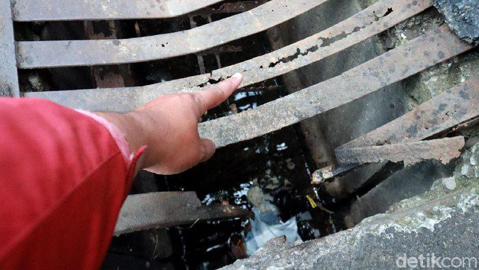 Tutup Selokan dari Besi Cor Kualitas Jelek
