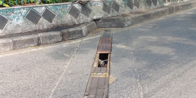 Steel Grating selokan Rusak