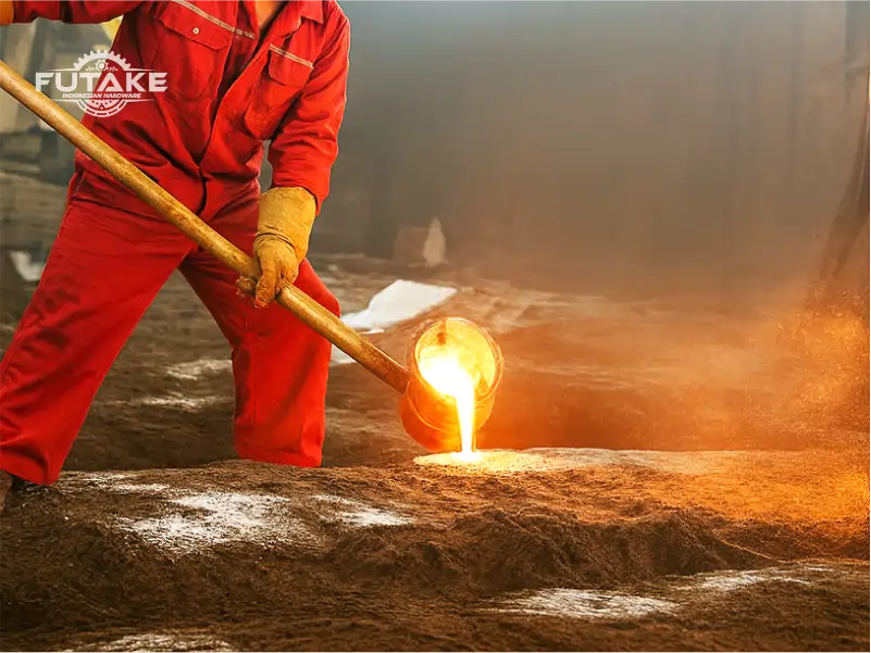 penuangan besi cor ke cetakan manhole cover