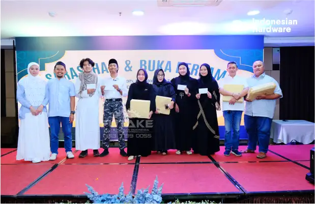 penyerahan hadiah fashion show kembar futago group