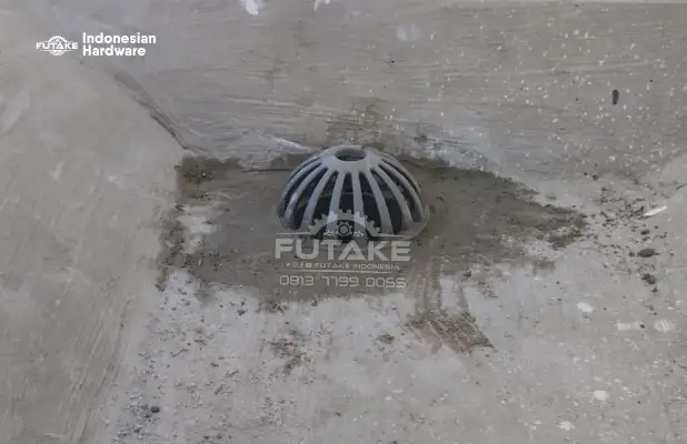 pemasangan roof drain 4 inchi di area gedung agar tidak bocor 
