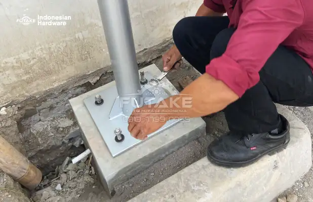 pengencangan baseplate Tiang Lampu Solar Masjid Qalbun Syakur Prambanan Klaten