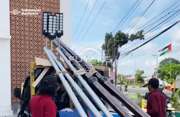 pengiriman Tiang Lampu Solar Masjid Qalbun Syakur Prambanan Klaten