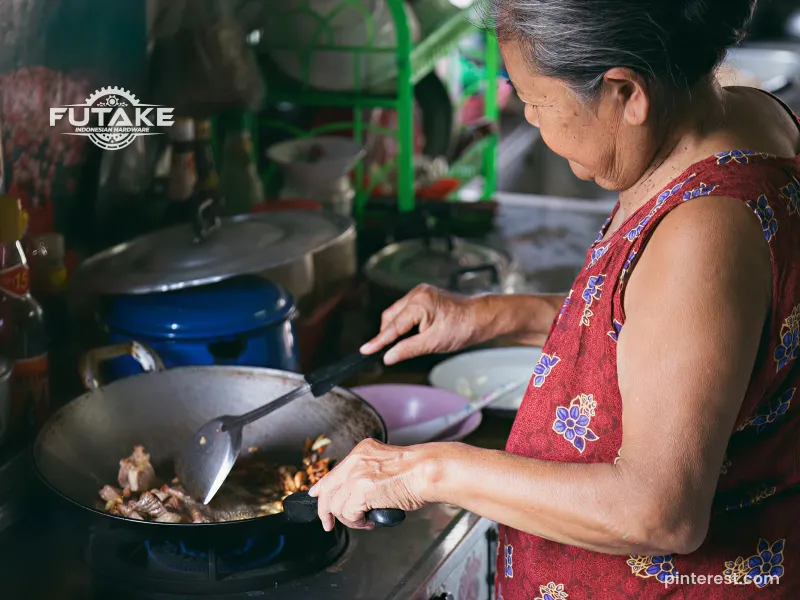 nenek yang sedang menumis dengan menggunakan wajan anti lengket