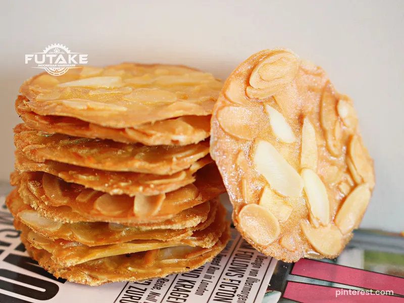 almond crispy kue lebaran tipis dengan taburan almond yang renyah