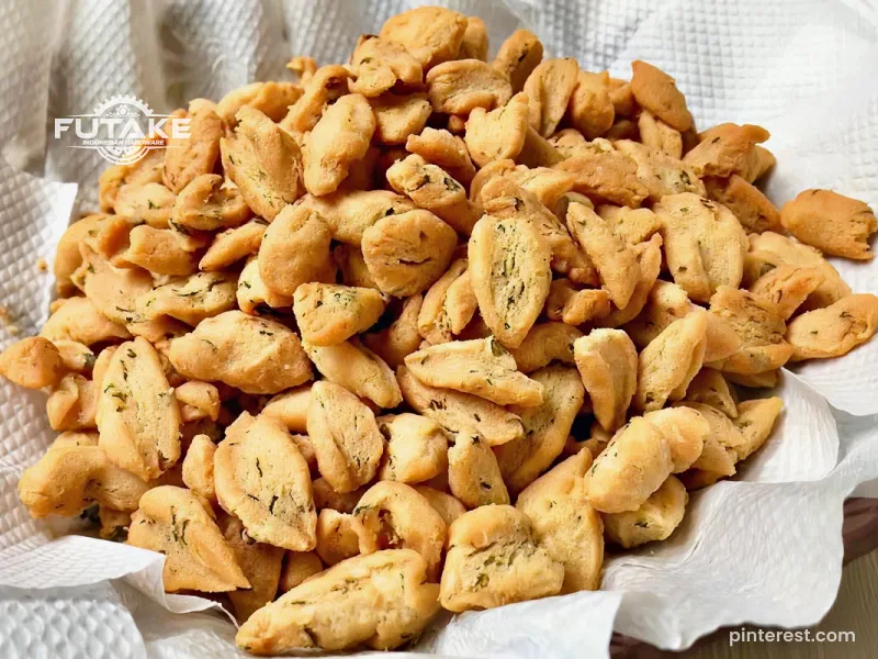 kue bawang gunting renyah berbentuk stik rasa gurih untuk camilan saat lebaran