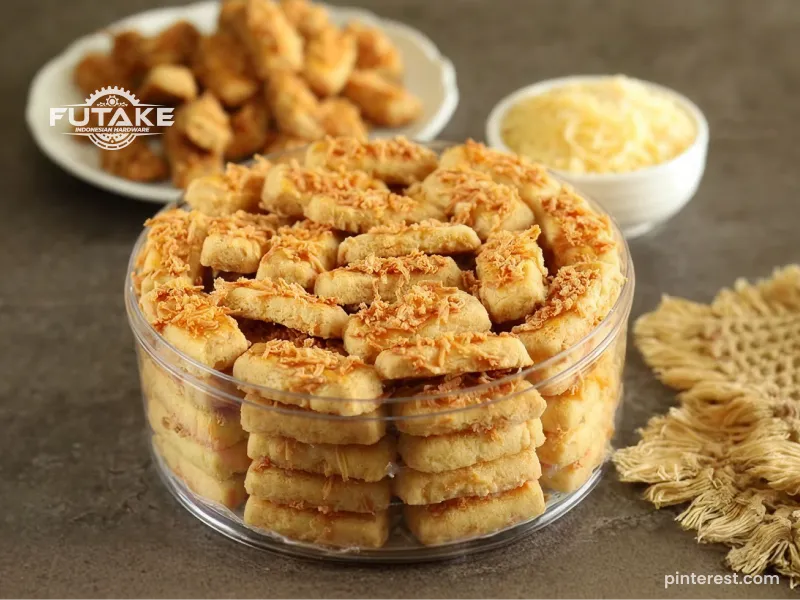 kastengel kue lebaran keju berbentuk stik dengan taburan keju di atasnya