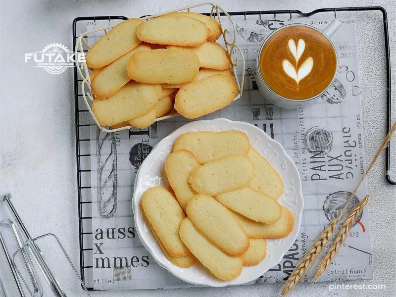 kue lidah kucing tipis dan renyah khas kue lebaran dengan kopi latte 