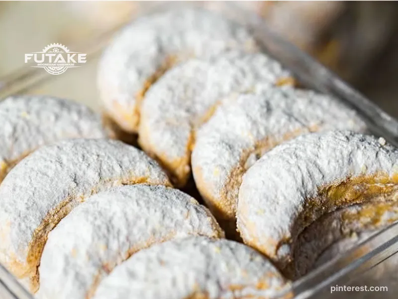kue putri salju kue lebaran berbentuk bulan sabit dengan taburan gula halus 