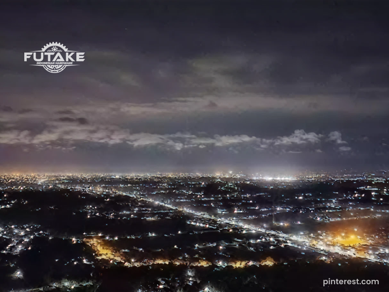 pemandangan lampu kota dari Bukit Bintang Jogja pada malam hari