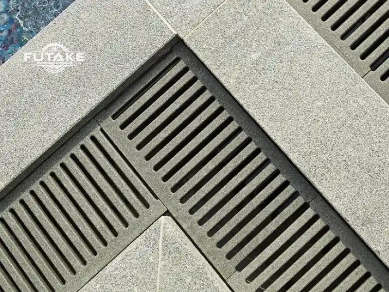 grill drainase penutup saluran air di area gedung
