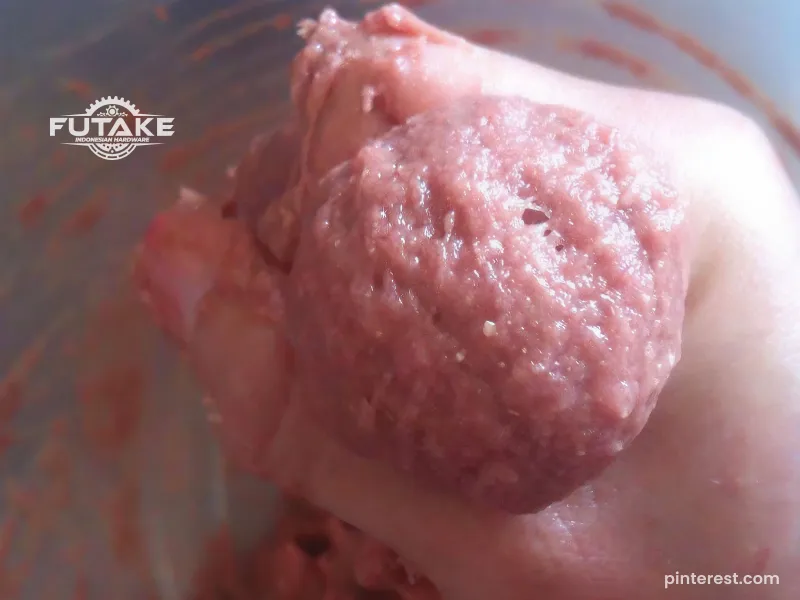 daging yang sudah dicincang dan dicampur bumbu untuk adonan bakso