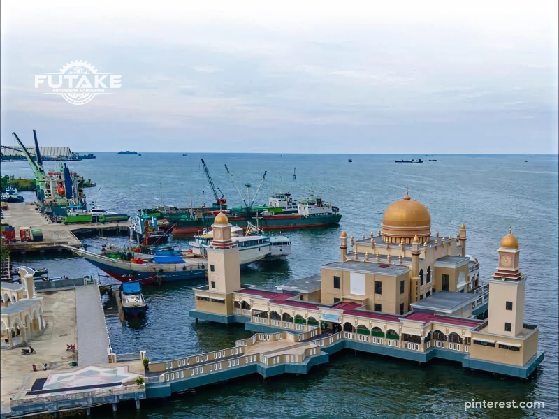 Masjid Terapung Darul Irsyad Al Muhajirin dikenal dengan arsitekturnya yang unik dan posisinya yang berdiri megah di tepi laut.