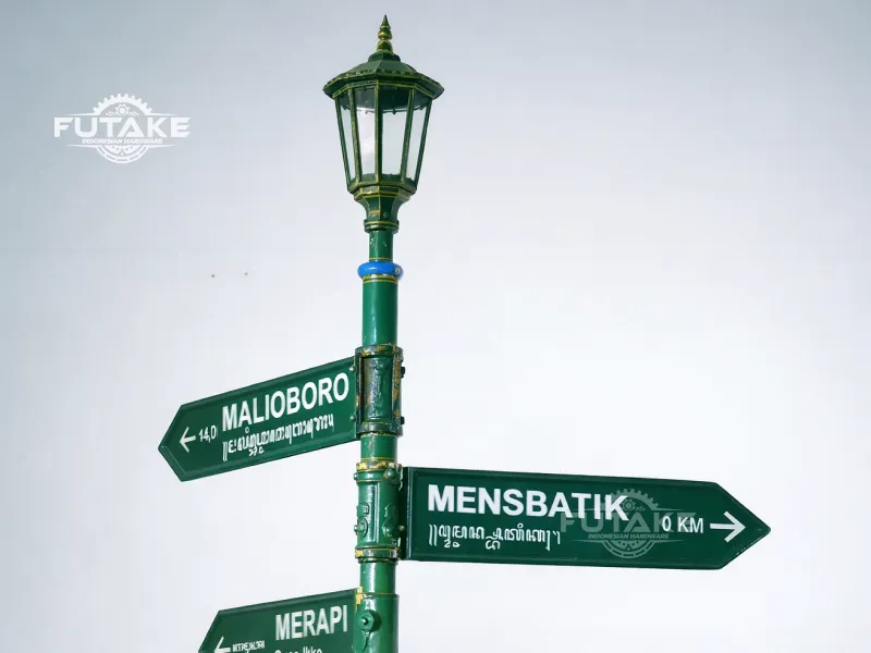 Tiang Penunjuk Arah Dengan Lampu
