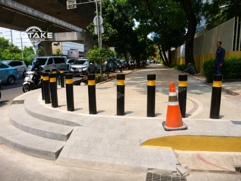 bollard jalan sebagai pelengkap street furniture kota