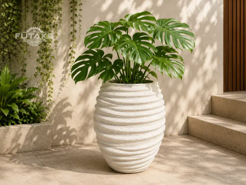 pot teraso sarang lebah dengan tanaman monstera