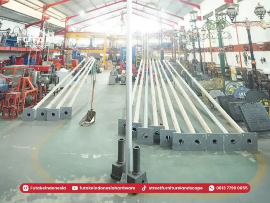 Tiang lampu jalan galvanis dengan material baja tahan karat untuk proyek PJU outdoor