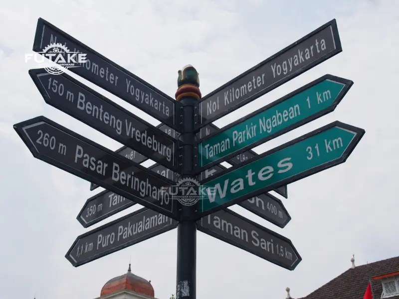 tiang penunjuk jalan untuk kota