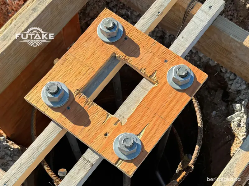 detail pemasangan base plate dan baut angkur pada pondasi tiang lampu jalan
