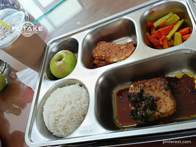 Karyawan menikmati makan siang bersama untuk menjaga produktivitas dan kenyamanan kerja
