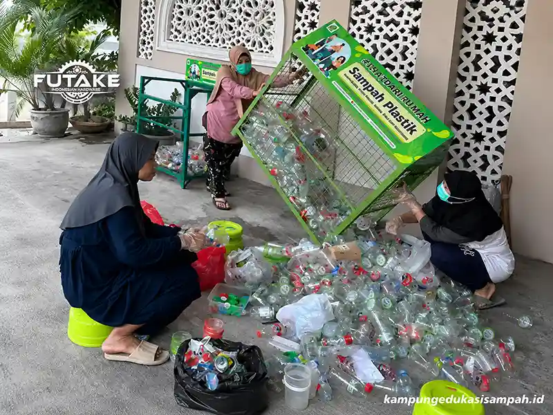 Proses daur ulang botol plastik setelah dikumpulkan dan dipilah