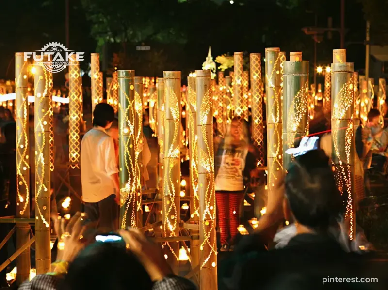 tiang lampu bambu estetik di kawasan wisata