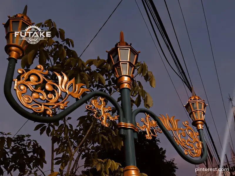 tiang lampu dekoratif dengan pondasi kuat untuk menahan beban lampu dan tekanan angin