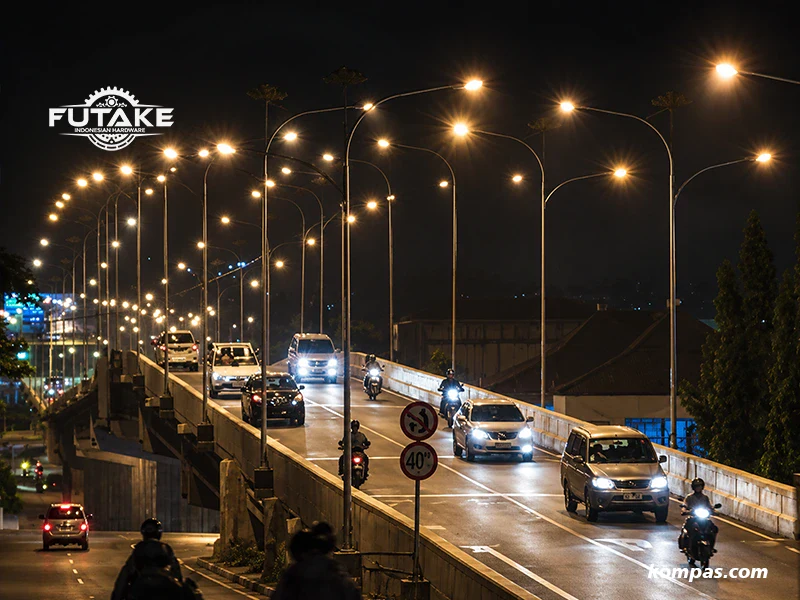 Tinggi tiang lampu jalan yang disesuaikan dengan jenis dan lebar jalan untuk menghasilkan pencahayaan yang merata
