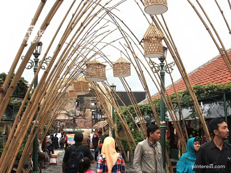 wisata yang menggunakan tiang lampu bambu
