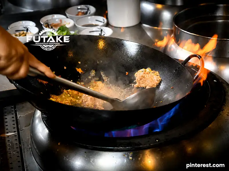 Wajan besi cor dengan permukaan kokoh dan tekstur khas material cast iron