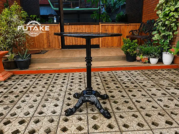 kaki meja bulat dengan model single pedestal menggunakan material besi cor dengan finishing anti karat