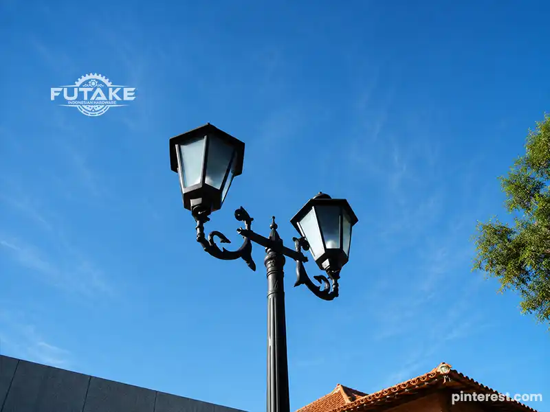 Ilustrasi pentingnya memilih material tiang lampu yang tepat untuk meningkatkan kekuatan, ketahanan korosi, dan umur pakai.