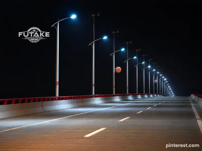 Perbandingan material tiang lampu berupa baja galvanis, stainless steel, aluminium, dan besi cor berdasarkan karakteristik serta penggunaannya.